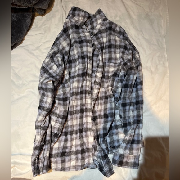 Two button up tops - Picture 2 of 2